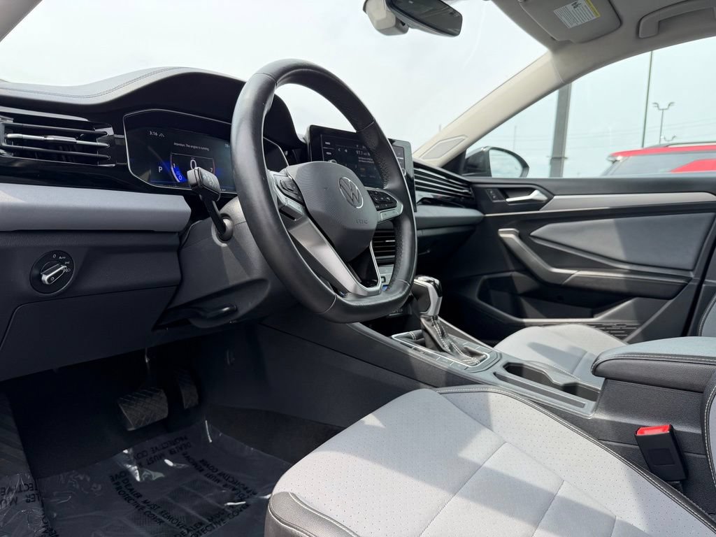 Used 2025 Volkswagen Jetta SE FWD image 33