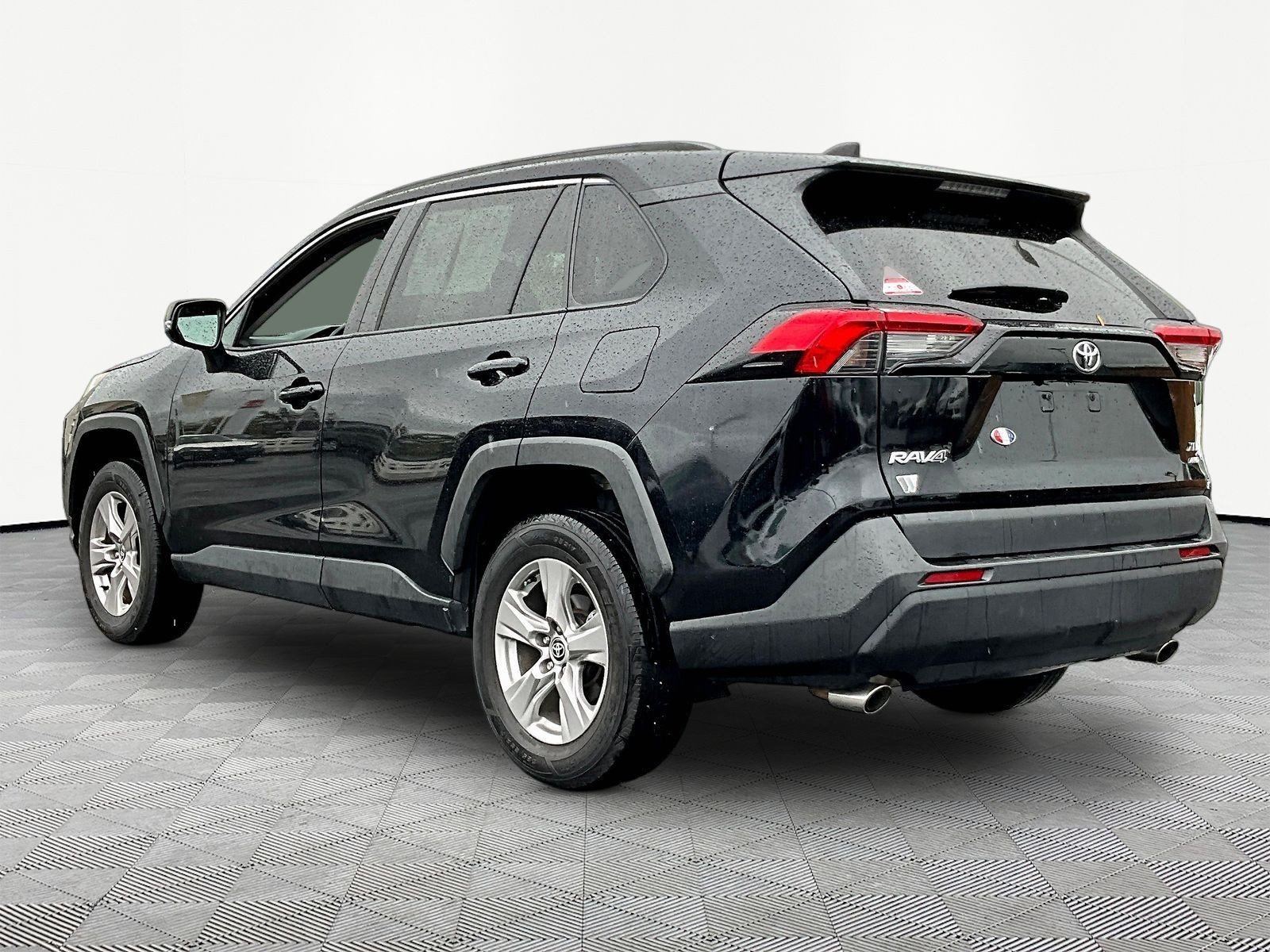 Used 2022 Toyota RAV4 XLE AWD/4WD image 4