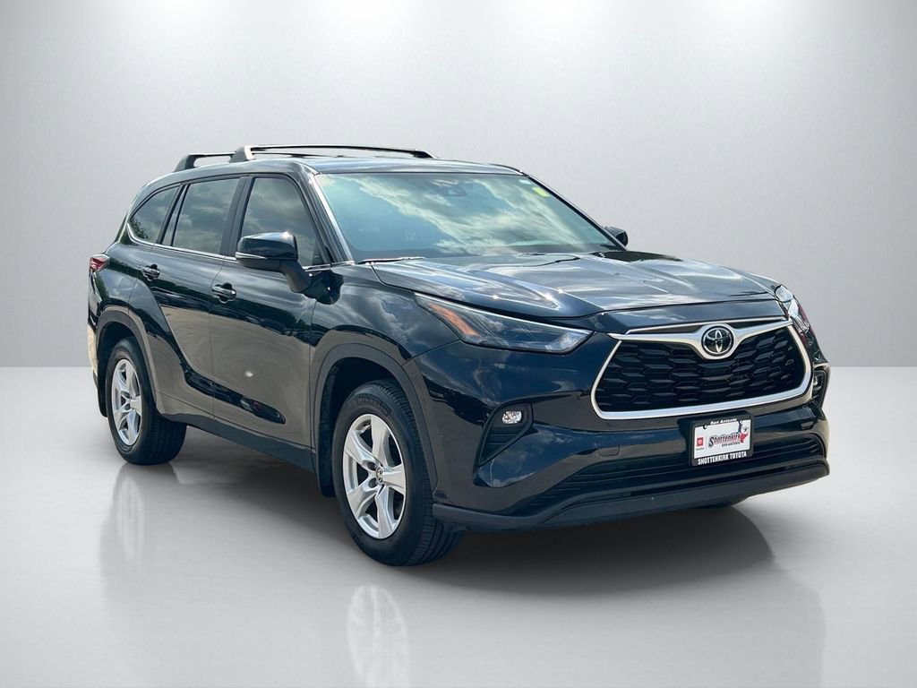 Used 2023 Toyota Highlander LE AWD/4WD image 3