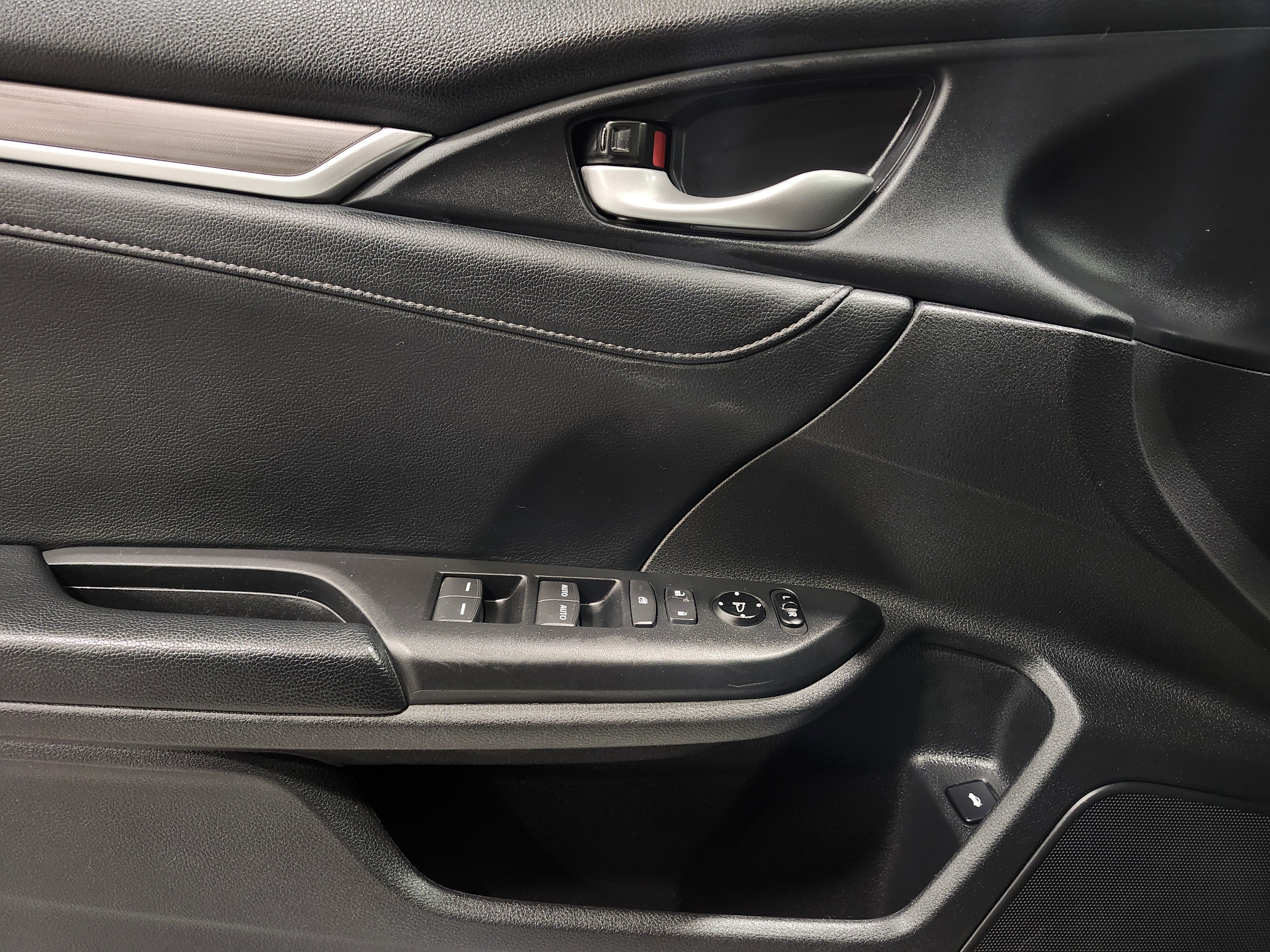 Used 2019 Honda Civic Touring image 16