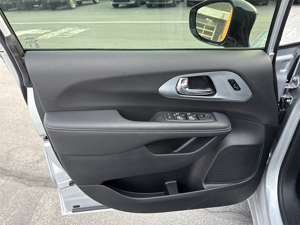 New 2026 Chrysler Pacifica Limited image 8