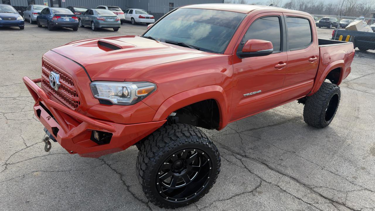 Used 2017 Toyota Tacoma TRD Sport w/ Tow Package (A/T) image 3