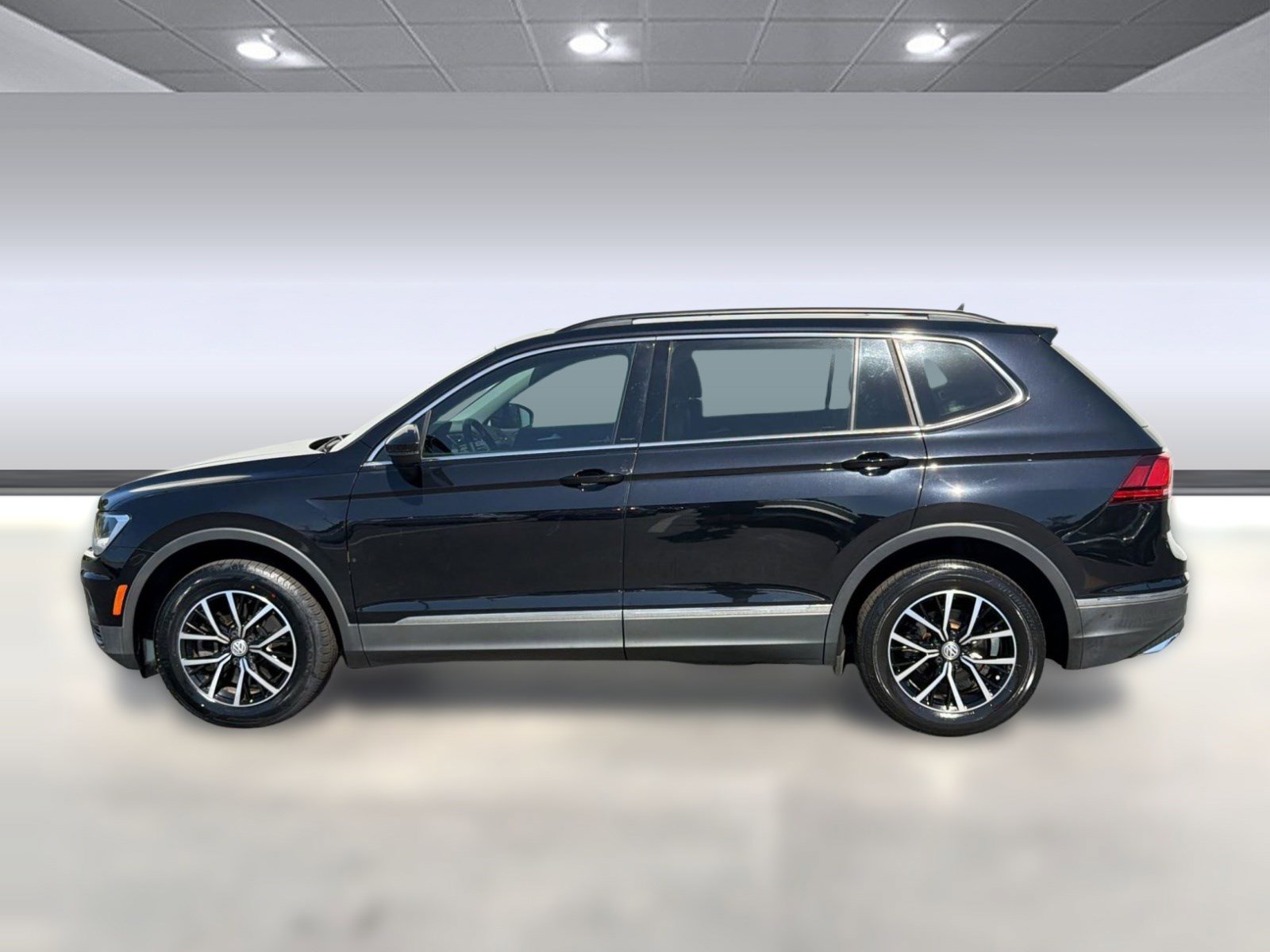 Used 2021 Volkswagen Tiguan SE w/ Panoramic Sunroof Package FWD image 2