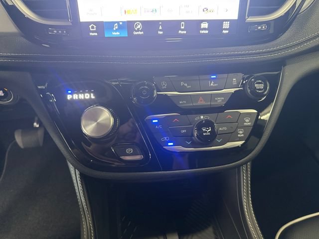 Used 2027 Chrysler Pacifica Limited FWD image 3