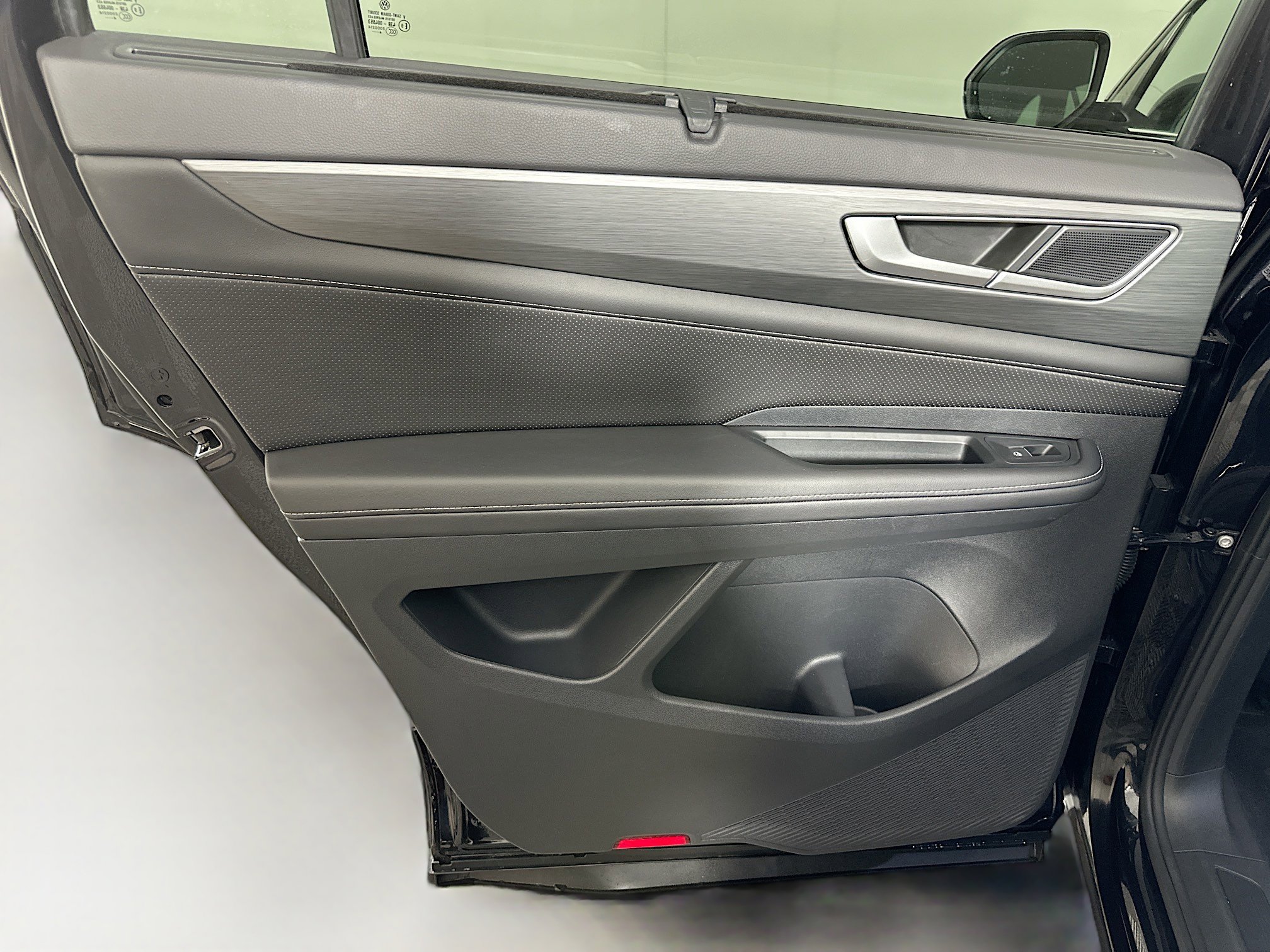 Used 2025 Volkswagen Atlas Cross Sport SE image 25