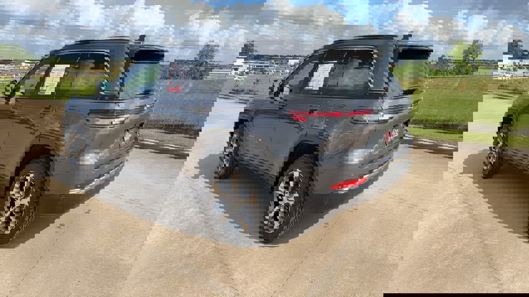 Used 2025 Jeep Grand Cherokee Limited image 5