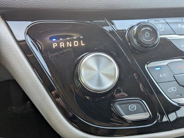 Used 2023 Chrysler Pacifica Touring-L image 12