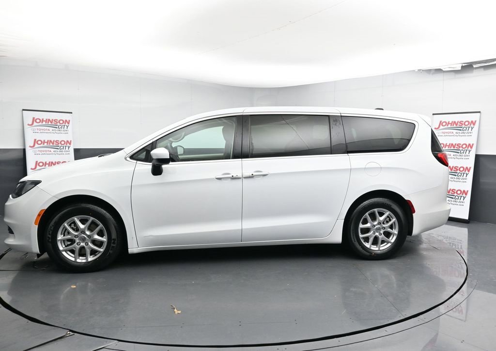 Used 2022 Chrysler Voyager LX image 5