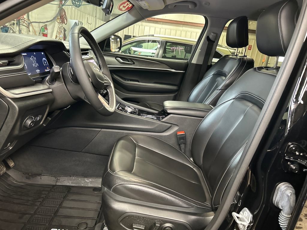 Certified 2023 Jeep Grand Cherokee L Limited AWD/4WD image 14