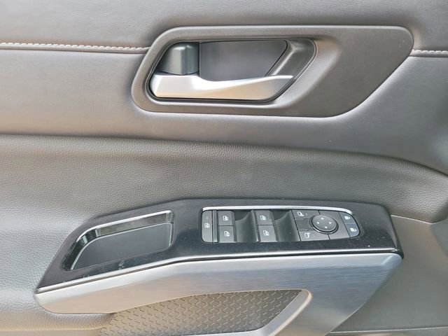 Used 2025 Nissan Pathfinder SL image 12