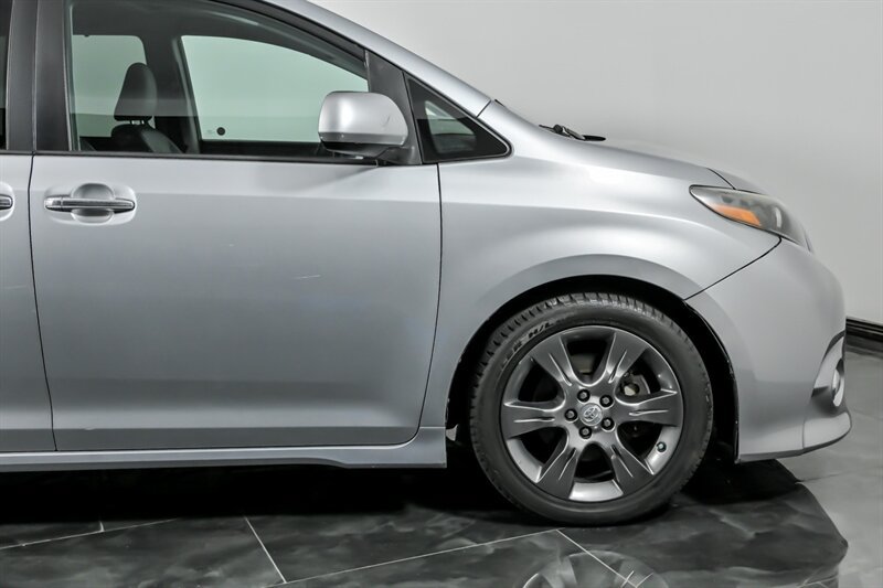 Used 2016 Toyota Sienna SE w/ SE Preferred Package FWD image 11