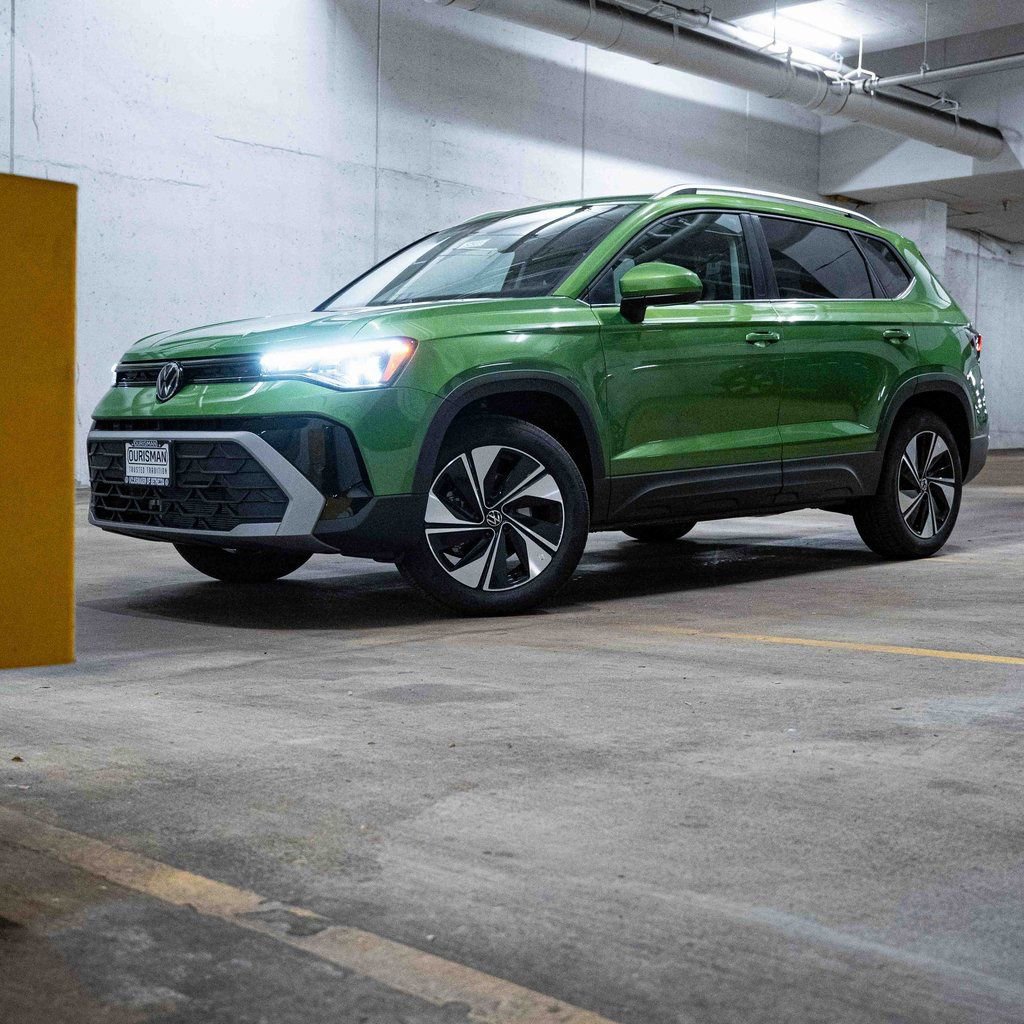 New 2025 Volkswagen Taos SE image 1