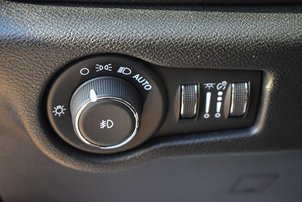 Used 2025 Chrysler Pacifica Limited FWD image 30