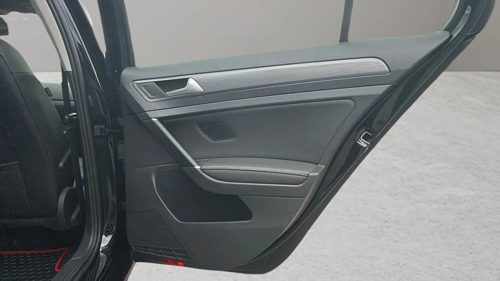 Used 2021 Volkswagen Golf 4-Door image 14