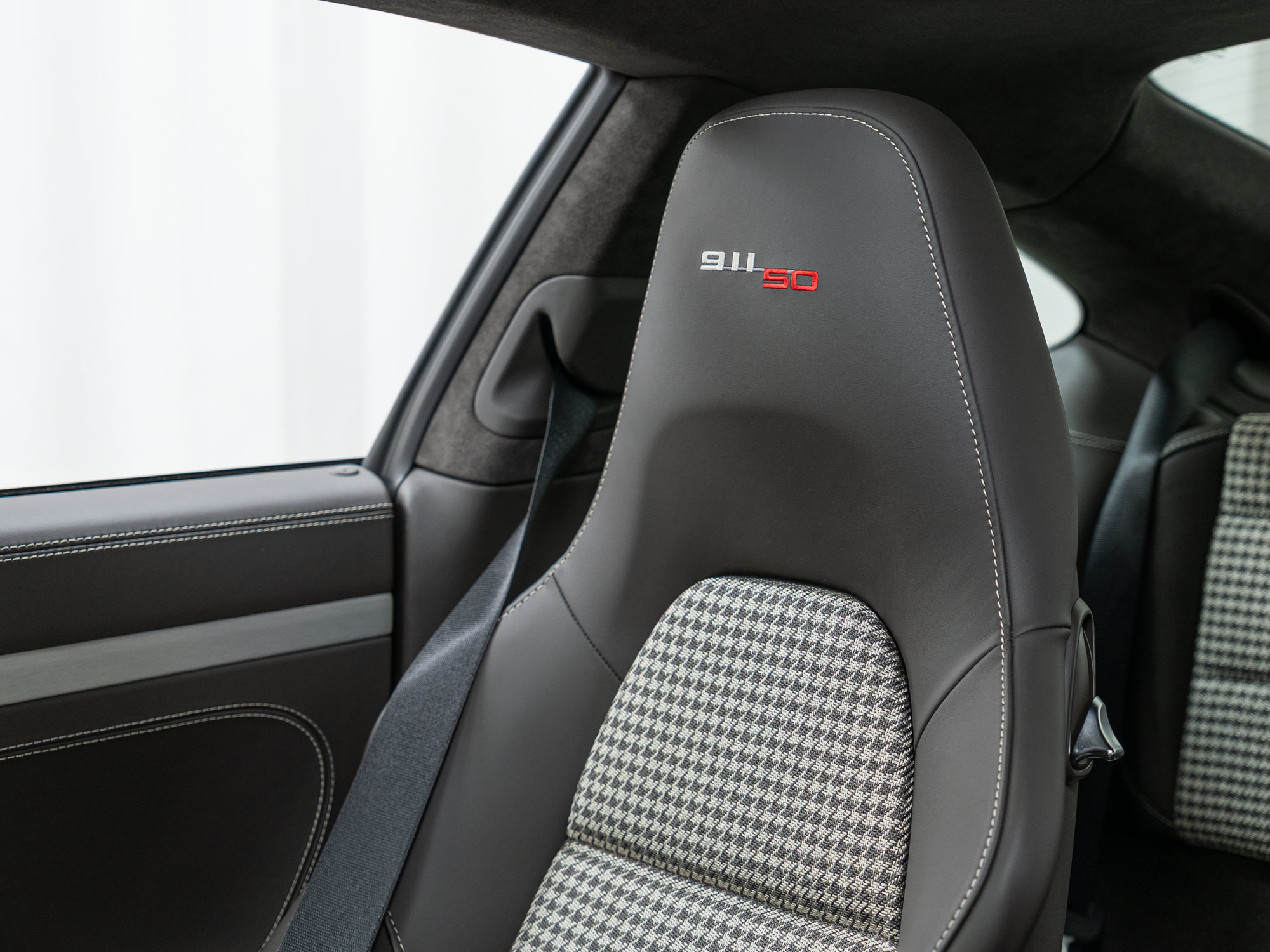 Certified 2014 Porsche 911 50th Anniversary Edition RWD image 23