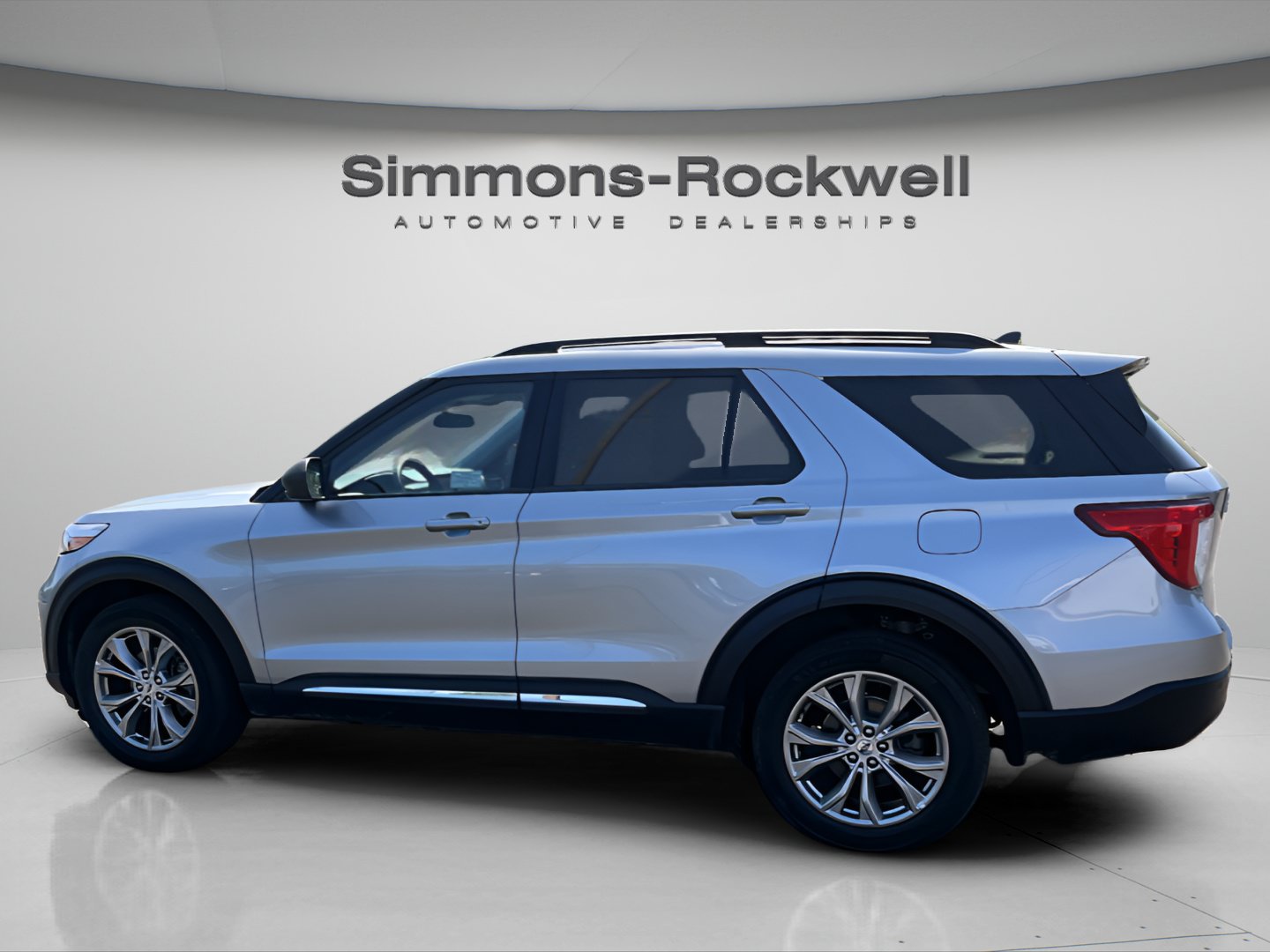 Used 2023 Ford Explorer XLT AWD/4WD image 2
