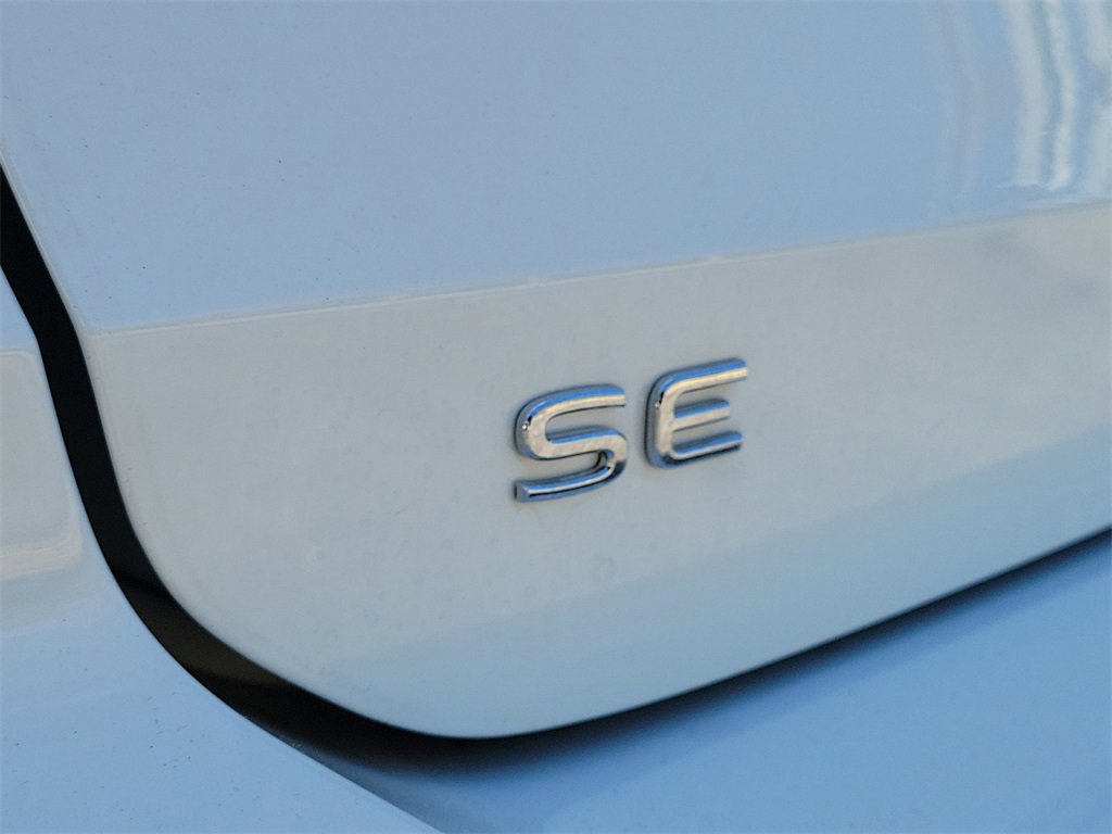 Certified 2025 Volkswagen Taos SE image 5