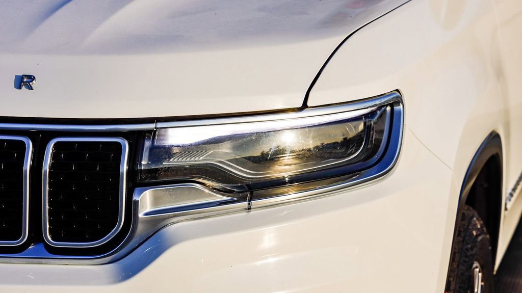 Used 2024 Jeep Wagoneer Series II w/ Flexible Seating Group image 5