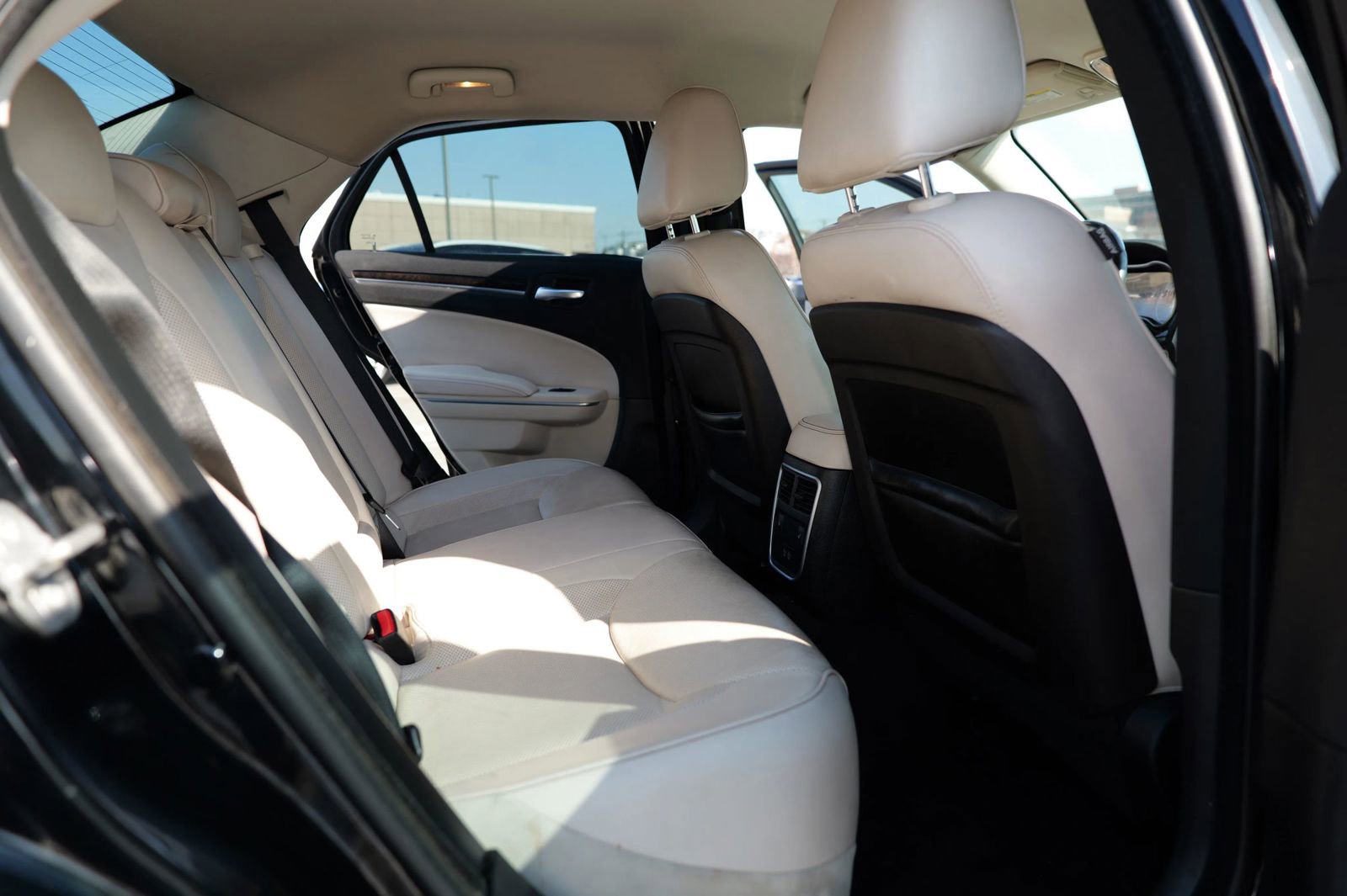 Used 2018 Chrysler 300 Limited image 30