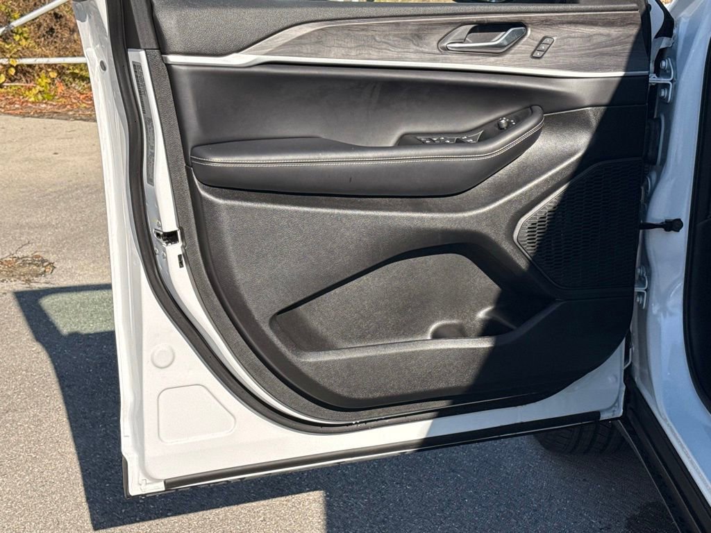 Certified 2025 Jeep Grand Cherokee Limited image 28