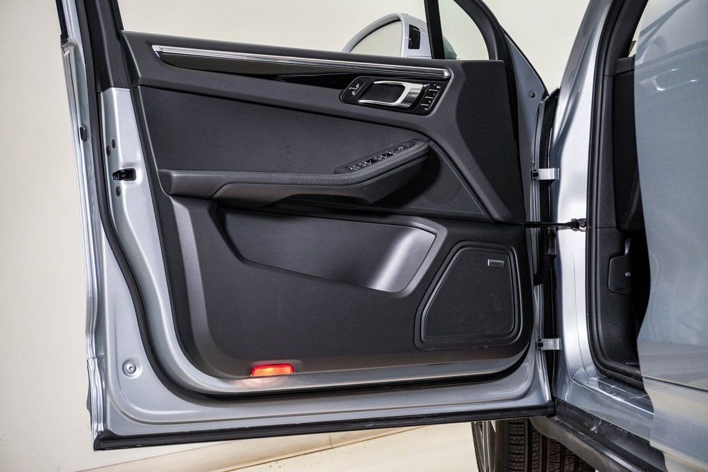 Certified 2025 Porsche Macan image 24
