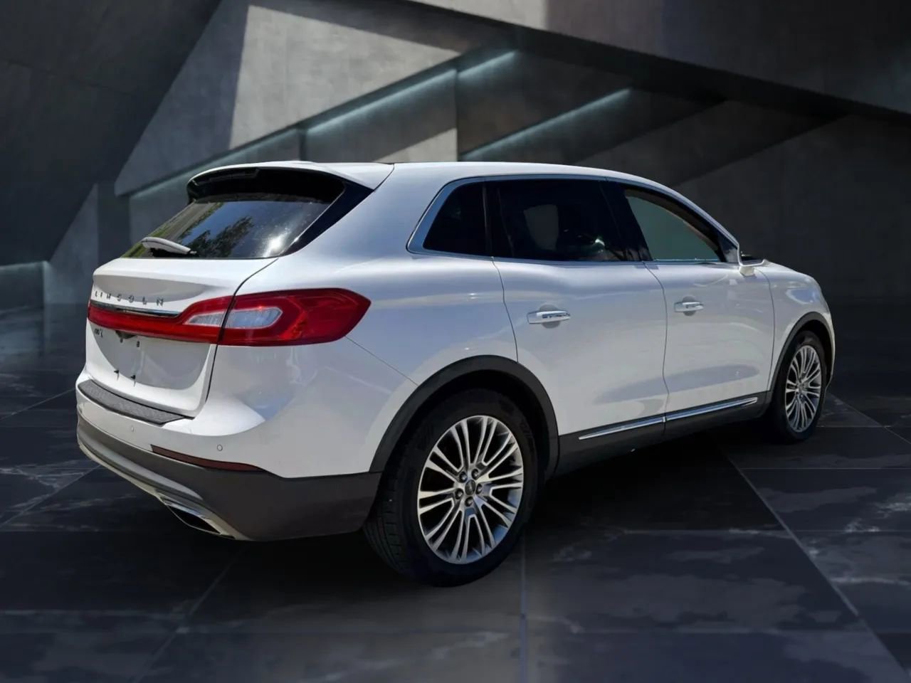 Used 2017 Lincoln MKX Reserve w/ Enhanced Security Package image 7