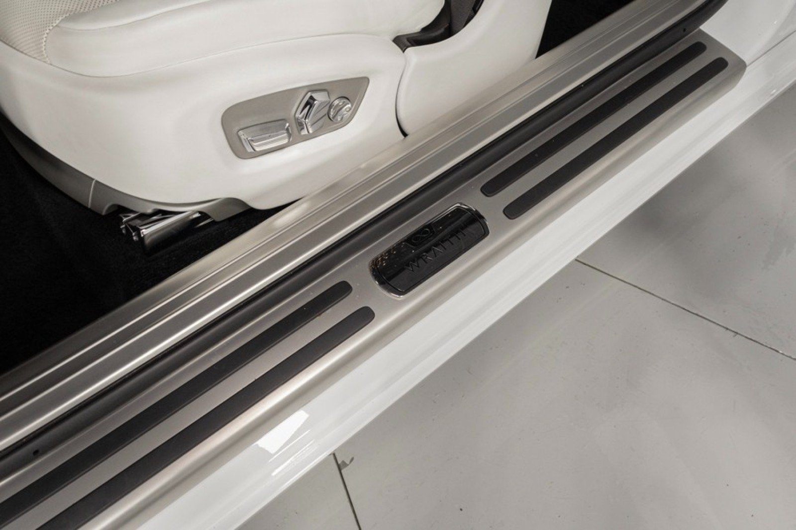 Used 2021 Rolls-Royce Wraith RWD image 39