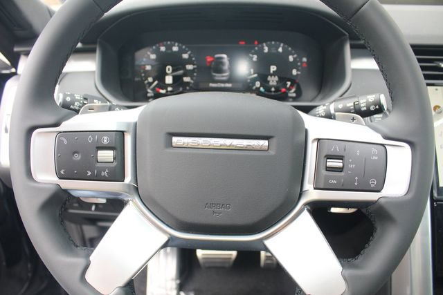 New 2025 Land Rover Discovery Dynamic SE image 17