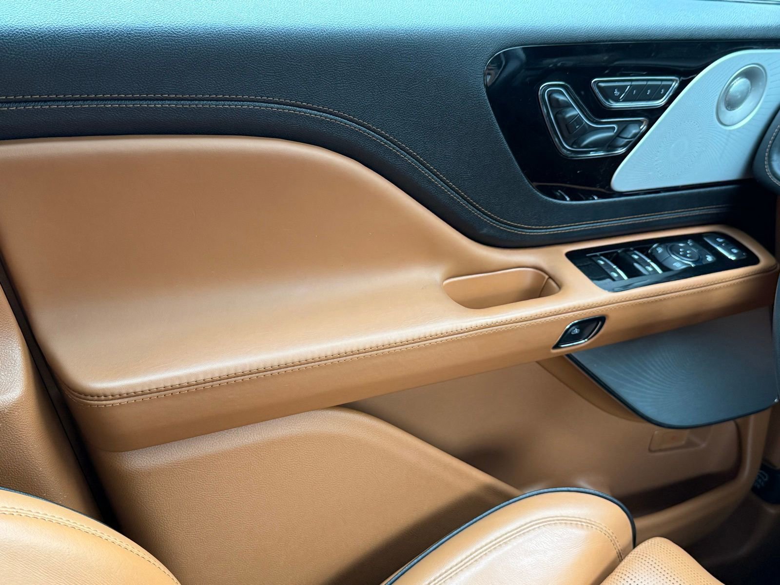 Used 2023 Lincoln Aviator Black Label w/ Dynamic Handling Package image 37