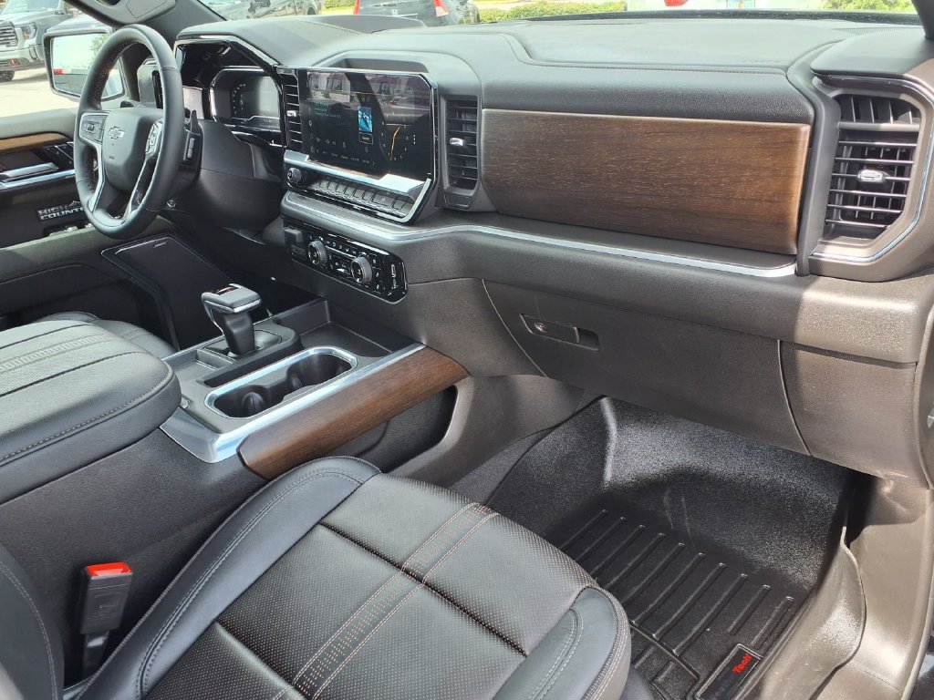 Used 2024 Chevrolet Silverado 1500 High Country w/ Technology Package AWD/4WD image 12