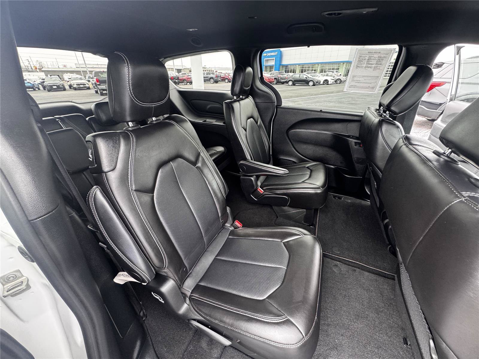 Used 2025 Chrysler Pacifica Select FWD image 11