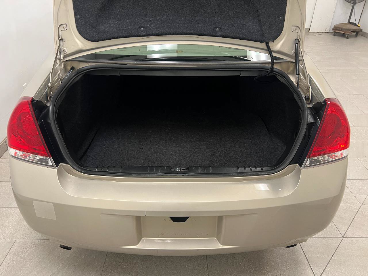 Used 2012 Chevrolet Impala LTZ FWD image 17