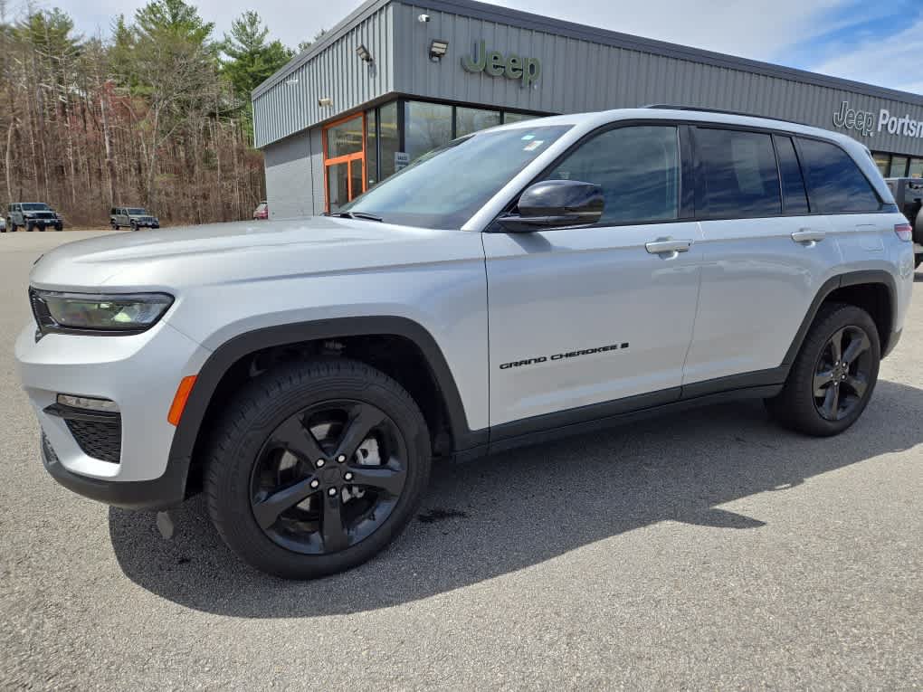 Used 2023 Jeep Grand Cherokee Limited w/ Black Appearance Package AWD/4WD image 8