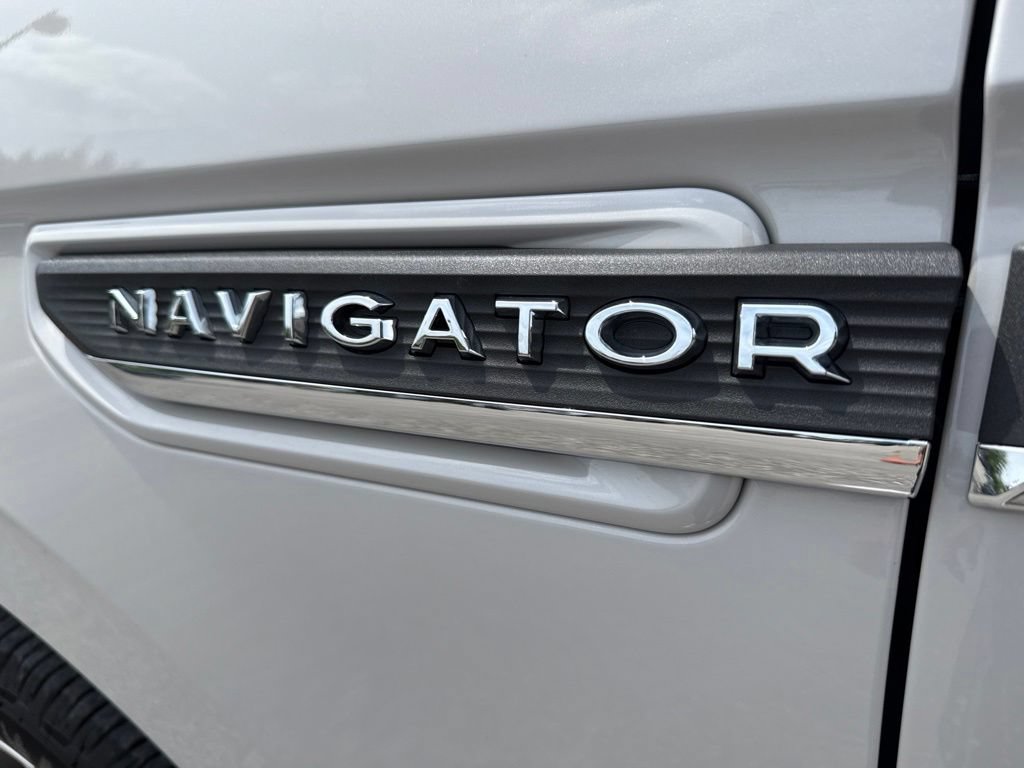Used 2024 Lincoln Navigator Reserve AWD/4WD image 5