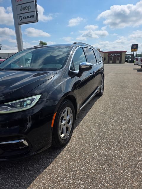 Used 2023 Chrysler Pacifica Limited FWD image 3