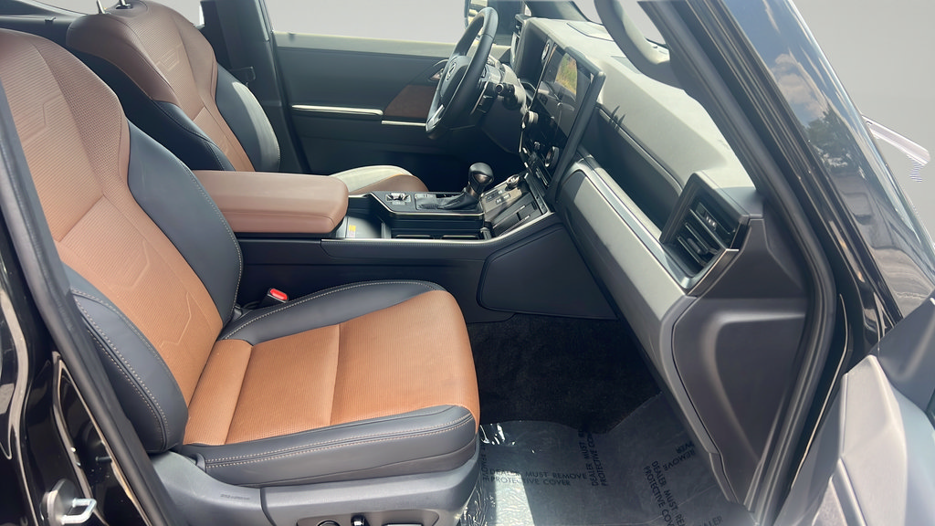 Used 2025 Lexus GX 550 w/ Accessory Package (2T) AWD/4WD image 19