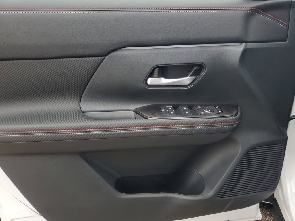 New 2026 Nissan Kicks SR w/ Cold Weather Package AWD/4WD image 9
