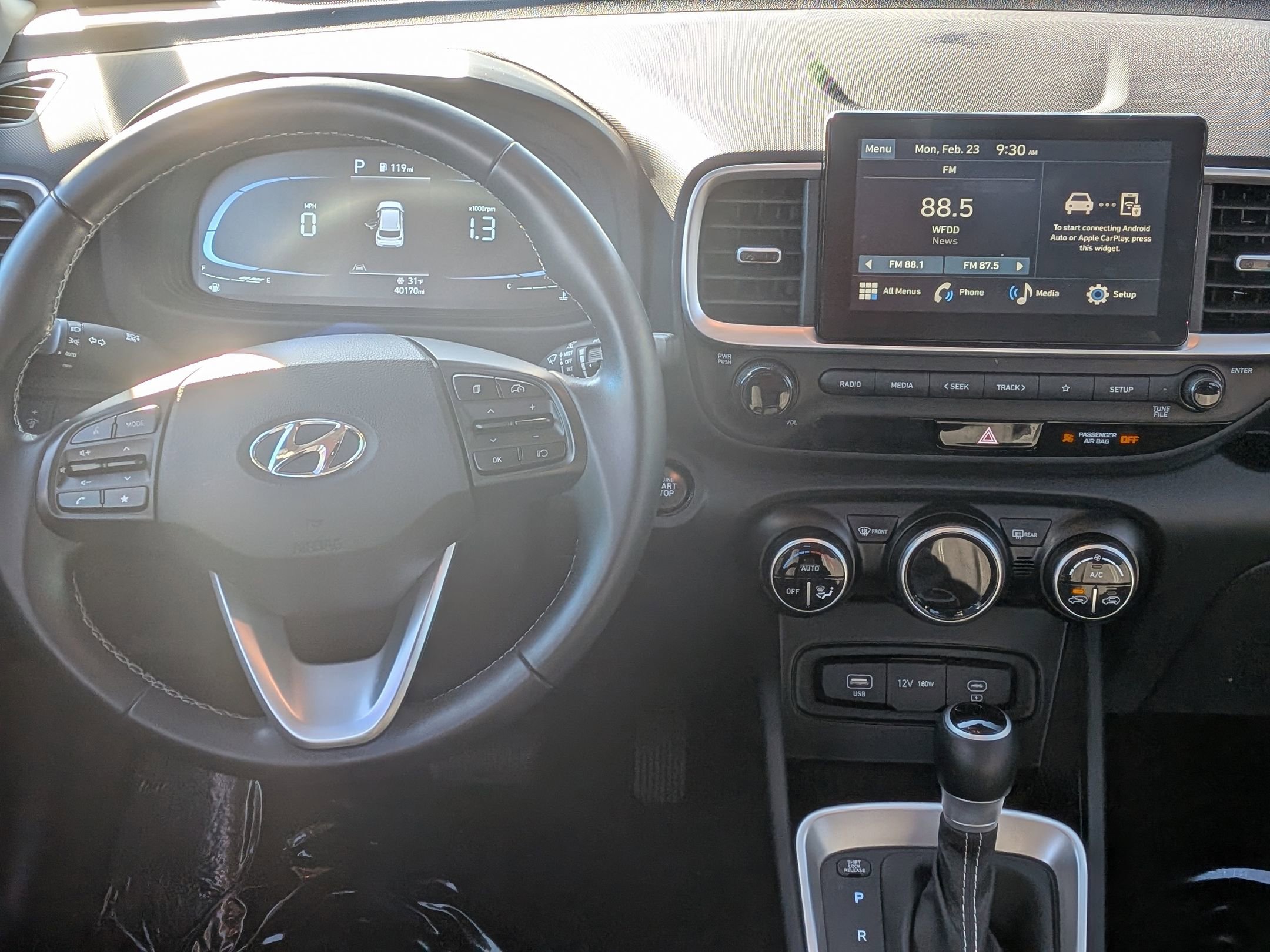 Used 2024 Hyundai Venue SEL image 18