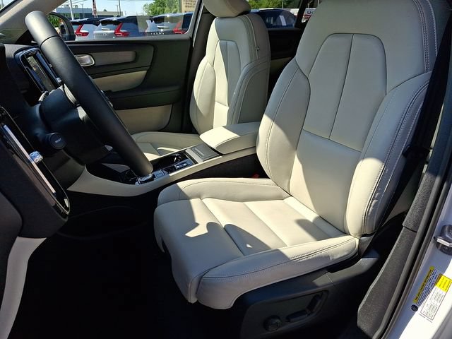 Certified 2025 Volvo XC40 B5 Ultra AWD/4WD image 14