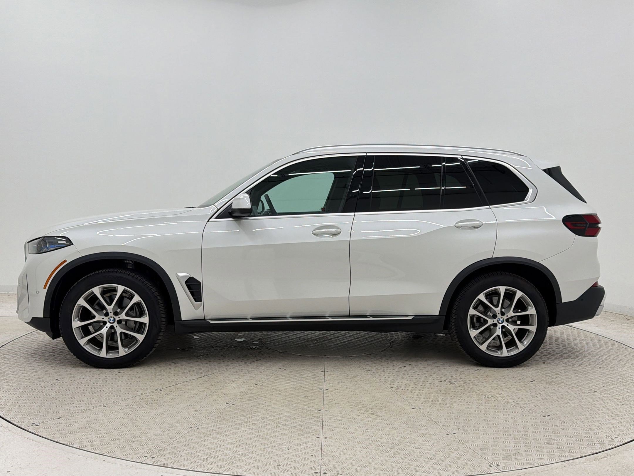 Used 2024 BMW X5 xDrive40i w/ Premium Package AWD/4WD image 2