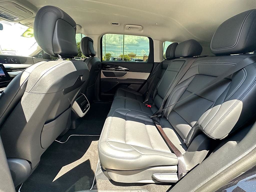 Used 2025 Lincoln Nautilus Premier AWD/4WD image 15