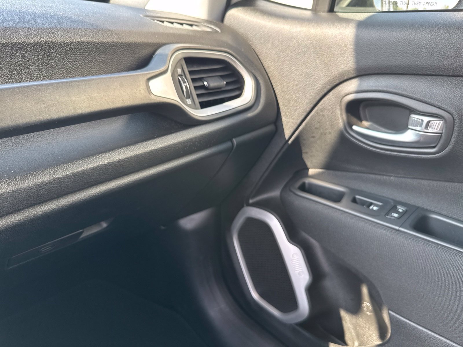 Used 2018 Jeep Renegade Latitude AWD/4WD image 27