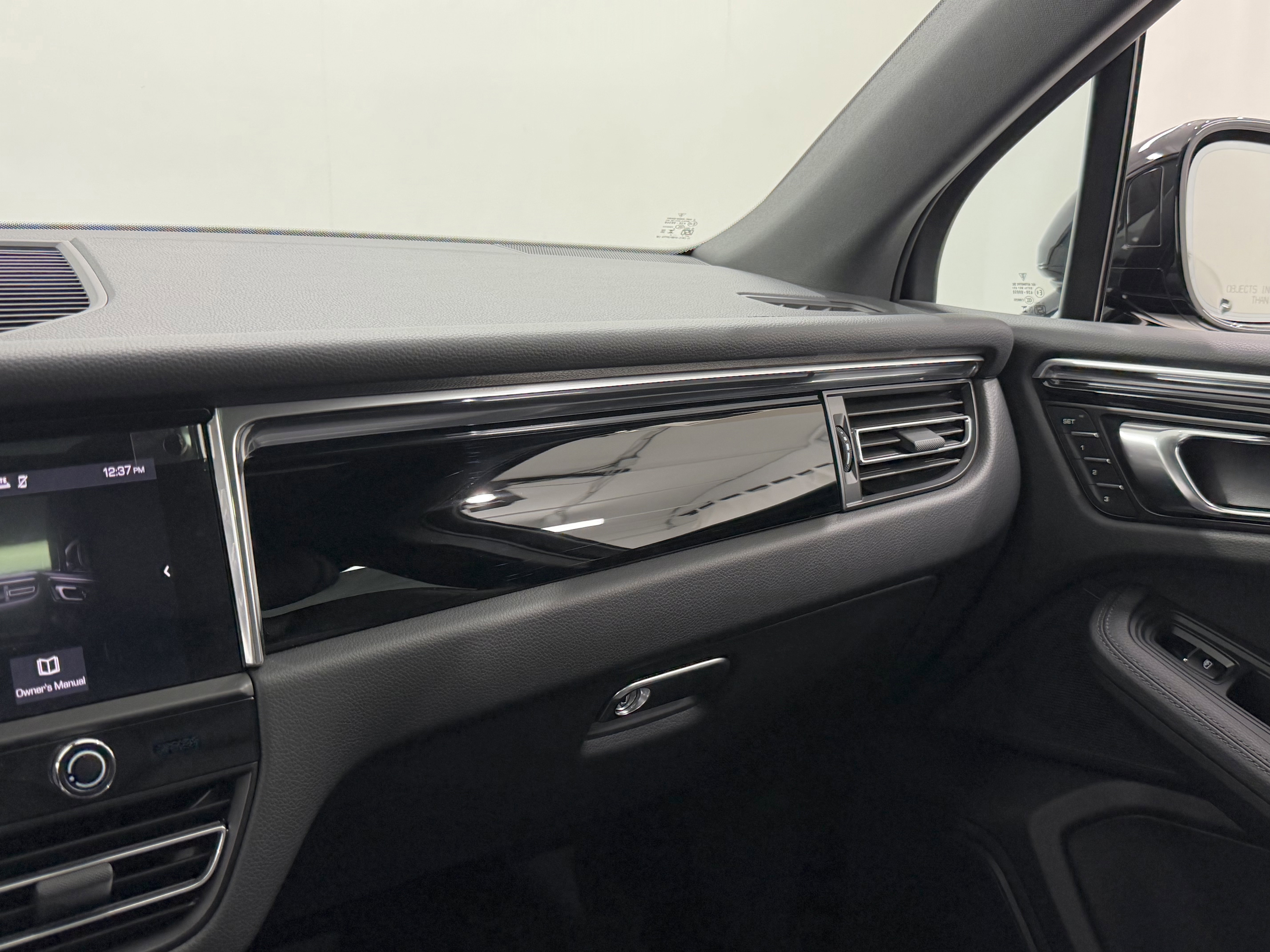 Certified 2025 Porsche Macan AWD/4WD image 54