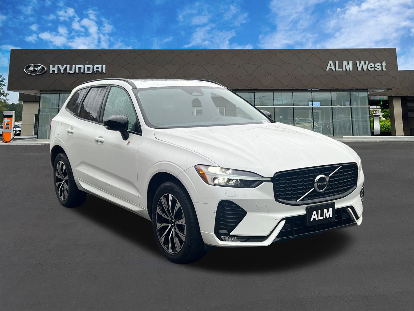 Used 2024 Volvo XC60 B5 Core w/ Protection Package Premier AWD/4WD image 3