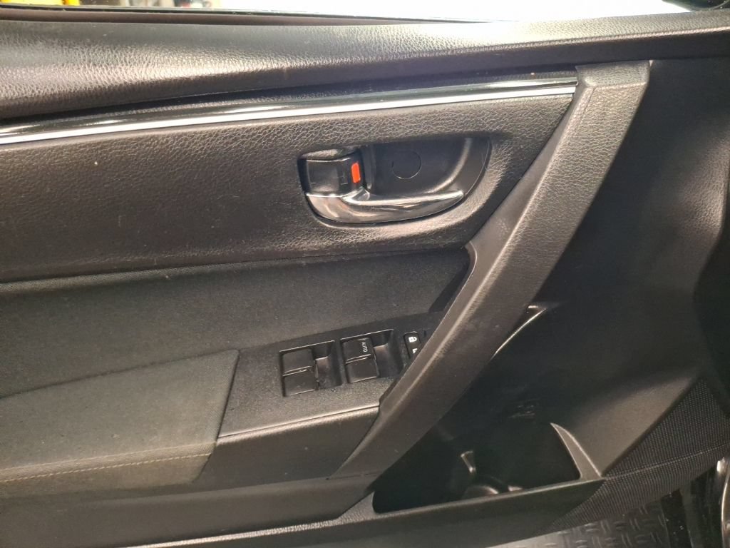 Used 2018 Toyota Corolla LE FWD image 14