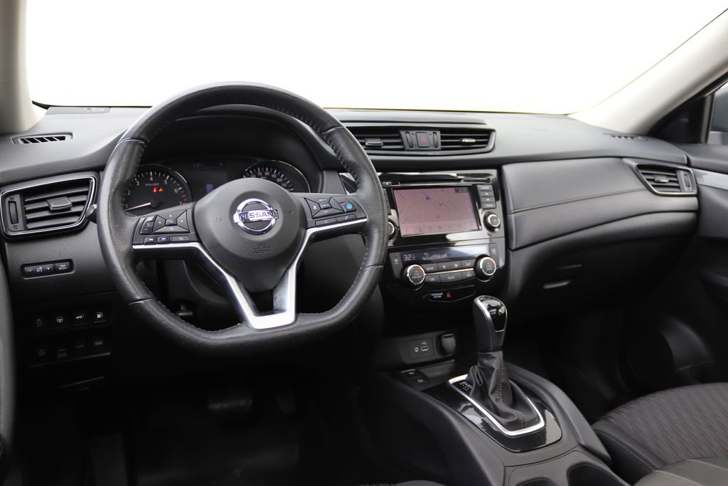 Used 2020 Nissan Rogue SV image 3