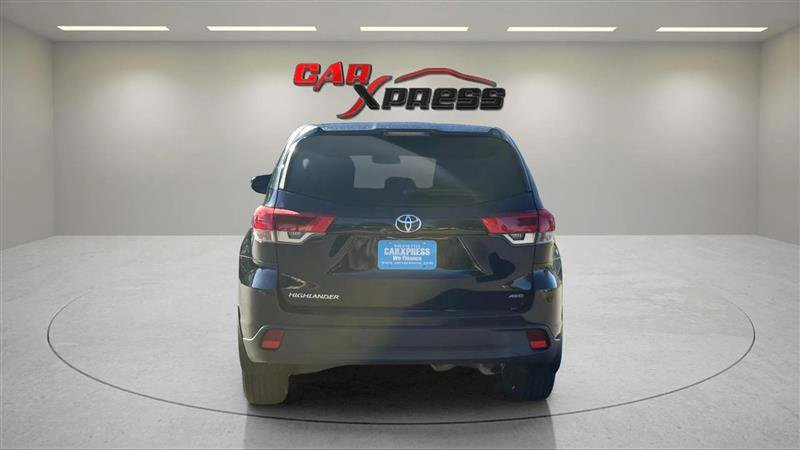 Used 2018 Toyota Highlander LE image 11