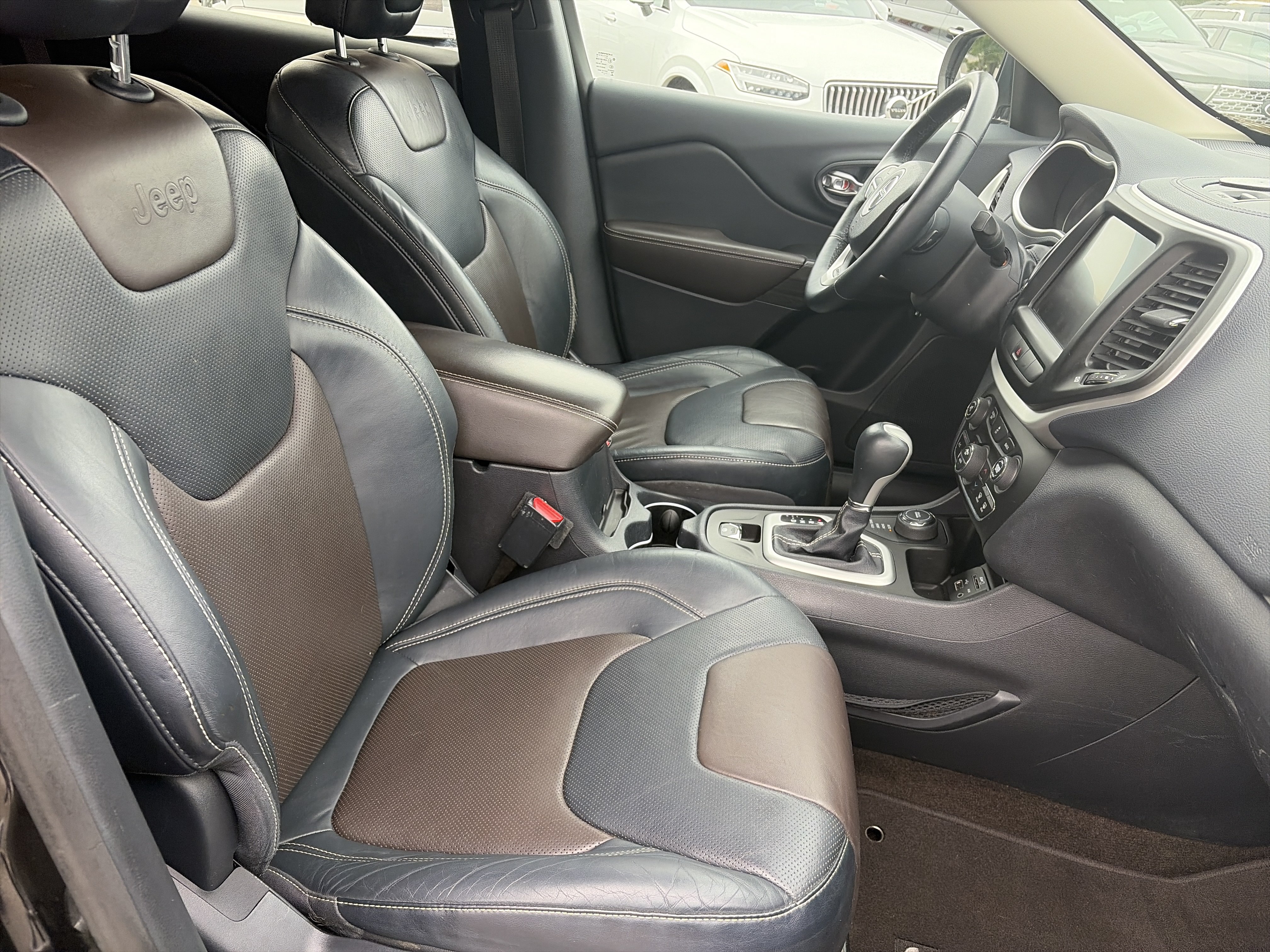 Used 2014 Jeep Cherokee Limited w/ Luxury Group AWD/4WD image 14