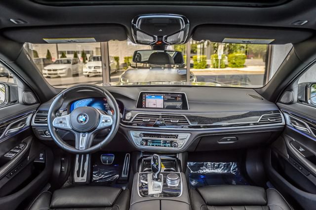 Used 2022 BMW 740i w/ M Sport Package RWD image 3