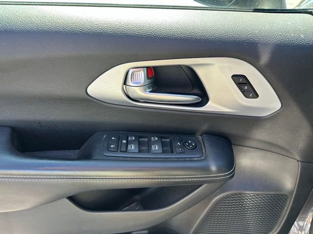 Used 2020 Chrysler Pacifica Limited w/ Advanced Safetytec Group FWD image 3